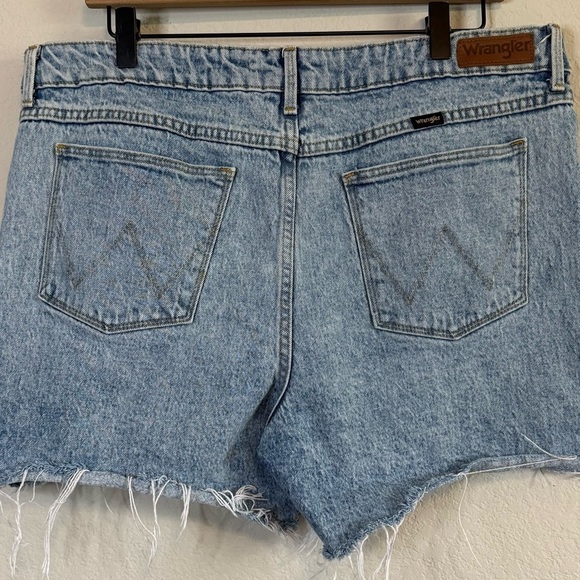 Wrangler High Rise Distressed Mom Dad Roll Shorts Denim Blue Jean Shorts Size 14 - Picture 7 of 11